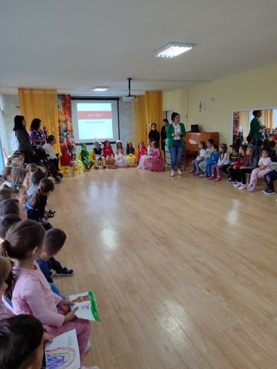 Новото попълнение на библиотека „Искра“ - Тоня Стоянова гостува в казанлъшката ДГ №18 „Пчелица“