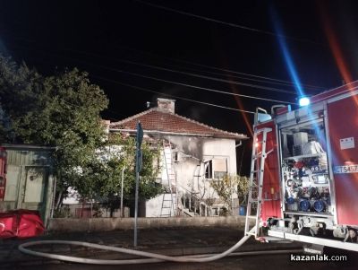 Пожар обхвана къща в Казанлък, отцепено е движението в района/ Обновена / Новини от Казанлък