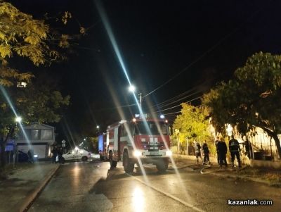 Пожар обхвана къща в Казанлък, отцепено е движението в района/ Обновена