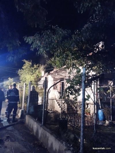 Пожар обхвана къща в Казанлък, отцепено е движението в района/ Обновена