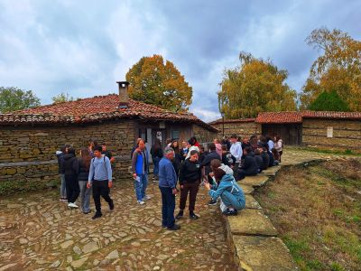 Еднодневен географски практикум в Котел, Жеравна и Сливен проведоха учениците от Хуманитарната гимназия в Казанлък 