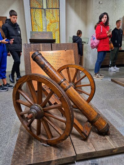 Еднодневен географски практикум в Котел, Жеравна и Сливен проведоха учениците от Хуманитарната гимназия в Казанлък 