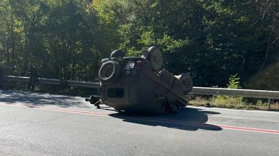 Военен джип се преобърна по таван в Прохода на Републиката / Новини от Казанлък