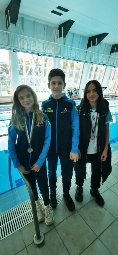 Състезателите на „АнтимСпорт“ с отлично представяне на плувния турнир „Берое“