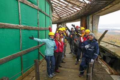 Доброволци от цялата страна се включиха в опазването на 1,000 кв.м. мозайки на монумент Бузлуджа / Новини от Казанлък