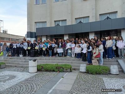 Талантите от ОДК гр.Казанлък с протест пред общината / Новини от Казанлък