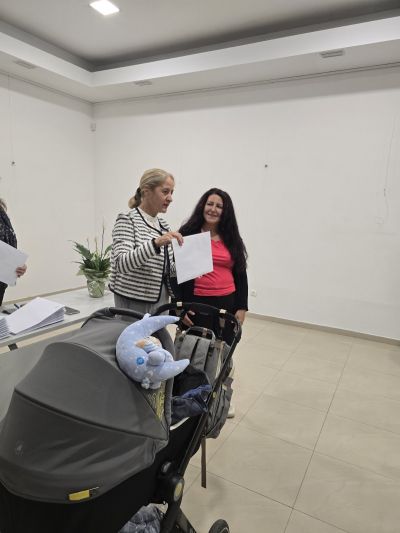 33 новородени получиха ваучери от Община Казанлък 