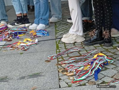 Талантите от ОДК гр.Казанлък с протест пред общината