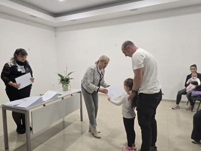 33 новородени получиха ваучери от Община Казанлък 