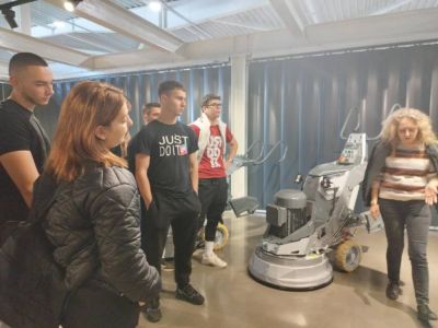 Гимназисти от ПХГ „Св. Св. Кирил и Методий“ - Казанлък се запознаха отблизо с работния процес в местен завод