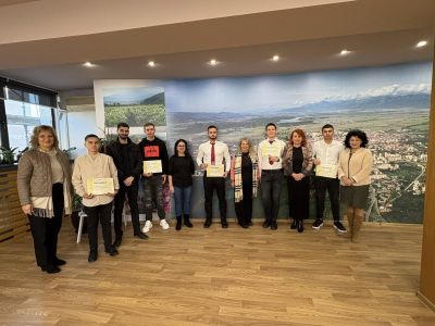 Община Казанлък отвори вратите си за ученици, участващи в инициативата “Мениджър за един ден“ / Новини от Казанлък