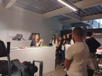 Гимназисти от ПХГ „Св. Св. Кирил и Методий“ - Казанлък се запознаха отблизо с работния процес в местен завод