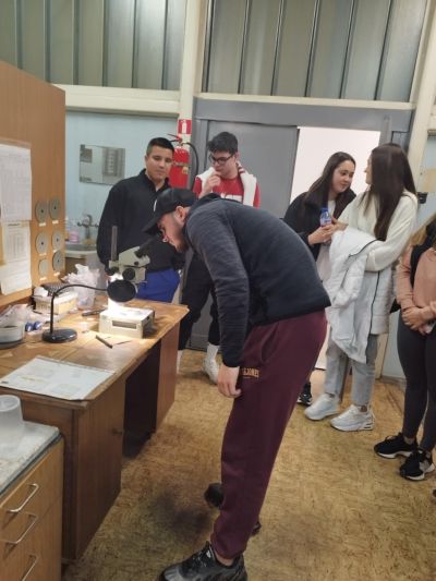 Гимназисти от ПХГ „Св. Св. Кирил и Методий“ - Казанлък се запознаха отблизо с работния процес в местен завод