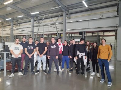 Гимназисти от ПХГ „Св. Св. Кирил и Методий“ - Казанлък се запознаха отблизо с работния процес в местен завод / Новини от Казанлък