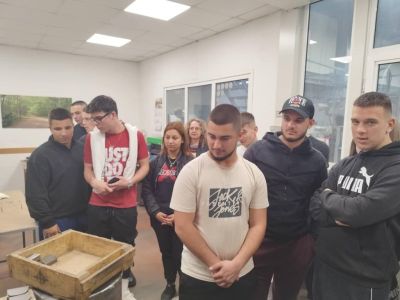 Гимназисти от ПХГ „Св. Св. Кирил и Методий“ - Казанлък се запознаха отблизо с работния процес в местен завод