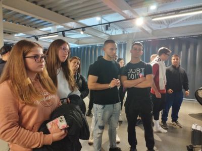 Гимназисти от ПХГ „Св. Св. Кирил и Методий“ - Казанлък се запознаха отблизо с работния процес в местен завод