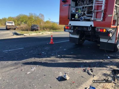 Товарен автомобил се преобърна в нива край Розово / Новини от Казанлък