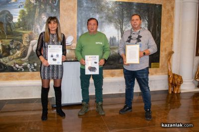 Етнографски комплекс „Дамасцена“ получи необикновен подарък – истински метеорит / Новини от Казанлък