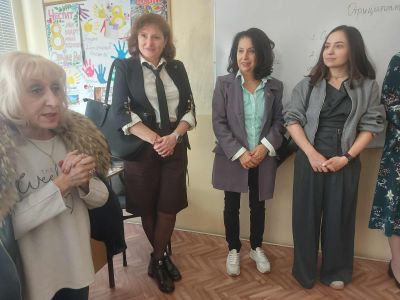 С любов и признателност: Дамите от „Инър Уийл Роза  Алба“ стоплиха сърцата на децата в ОУ „Никола  Вапцаров“  за Деня на будителите