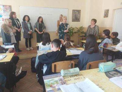 С любов и признателност: Дамите от „Инър Уийл Роза  Алба“ стоплиха сърцата на децата в ОУ „Никола  Вапцаров“  за Деня на будителите