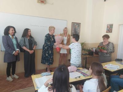 С любов и признателност: Дамите от „Инър Уийл Роза  Алба“ стоплиха сърцата на децата в ОУ „Никола  Вапцаров“  за Деня на будителите