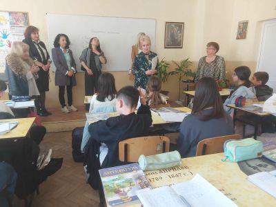 С любов и признателност: Дамите от „Инър Уийл Роза  Алба“ стоплиха сърцата на децата в ОУ „Никола  Вапцаров“  за Деня на будителите