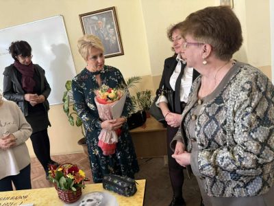 С любов и признателност: Дамите от „Инър Уийл Роза  Алба“ стоплиха сърцата на децата в ОУ „Никола  Вапцаров“  за Деня на будителите