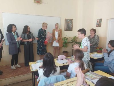 С любов и признателност: Дамите от „Инър Уийл Роза  Алба“ стоплиха сърцата на децата в ОУ „Никола  Вапцаров“  за Деня на будителите