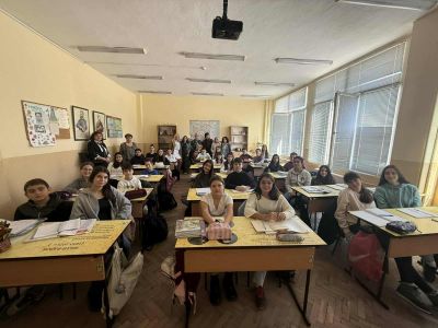 С любов и признателност: Дамите от „Инър Уийл Роза  Алба“ стоплиха сърцата на децата в ОУ „Никола  Вапцаров“  за Деня на будителите / Новини от Казанлък