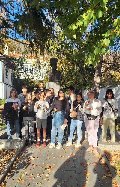 Съвместна инициатива на НЧ „Светлина–1861“, гр. Шипка и ОУ „Чудомир“ – Казанлък по повод Деня на народните будители