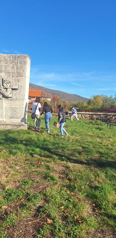 Съвместна инициатива на НЧ „Светлина–1861“, гр. Шипка и ОУ „Чудомир“ – Казанлък по повод Деня на народните будители