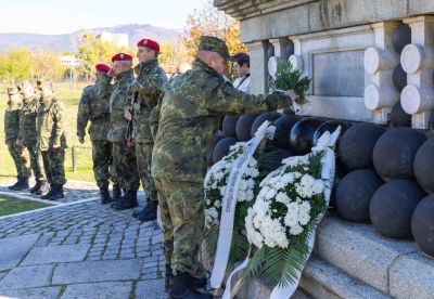 Казанлък и Карлово почетоха загиналите воини с военен ритуал - панихида на Архангелова задушница