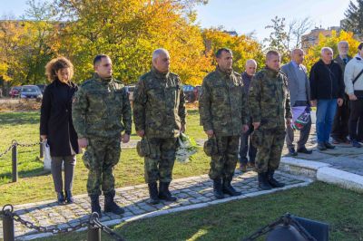 Казанлък и Карлово почетоха загиналите воини с военен ритуал - панихида на Архангелова задушница