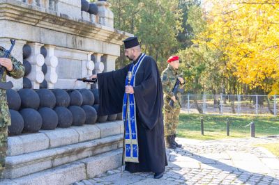 Казанлък и Карлово почетоха загиналите воини с военен ритуал - панихида на Архангелова задушница