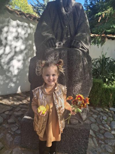 Малчуганите от ДГ „Юрий Гагарин“ – Казанлък, посетиха Карлово по повод Деня на народните будители