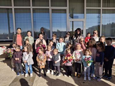 Малчуганите от ДГ „Юрий Гагарин“ – Казанлък, посетиха Карлово по повод Деня на народните будители