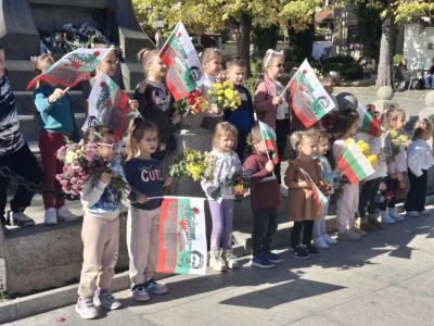 Малчуганите от ДГ „Юрий Гагарин“ – Казанлък, посетиха Карлово по повод Деня на народните будители