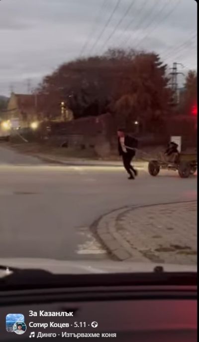 Заснеха мъж да тегли каруца на оживено кръстовище в Казанлък