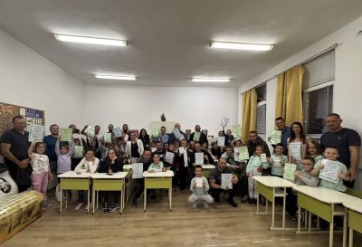 Първолаците на ОУ “Паисий Хилендарски“ и техните Супер татковци се впуснаха в забавления / Новини от Казанлък