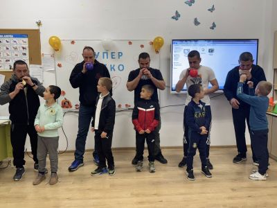 Първолаците на ОУ “Паисий Хилендарски“ и техните Супер татковци се впуснаха в забавления