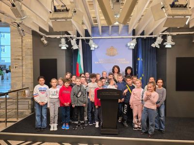 Ученици от ОУ “Кулата“ - Казанлък посетиха Народното събрание  / Новини от Казанлък