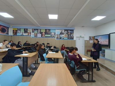 Ученици от ПГЛПТ дебатираха по темата „Емоционалната празнота и зависимостите“ с психолози от ПИЦ-Стара Загора