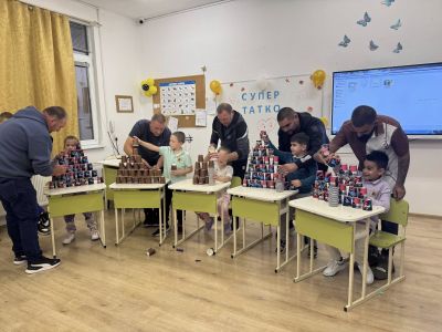 Първолаците на ОУ “Паисий Хилендарски“ и техните Супер татковци се впуснаха в забавления