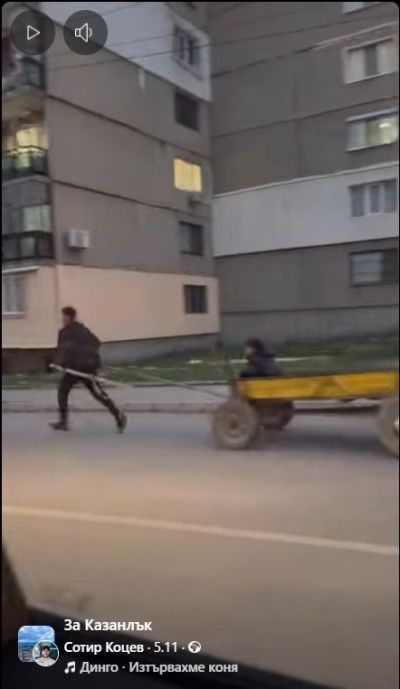 Заснеха мъж да тегли каруца на оживено кръстовище в Казанлък