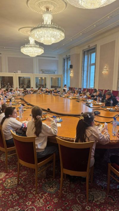 Ученици от ОУ “Кулата“ - Казанлък посетиха Народното събрание 