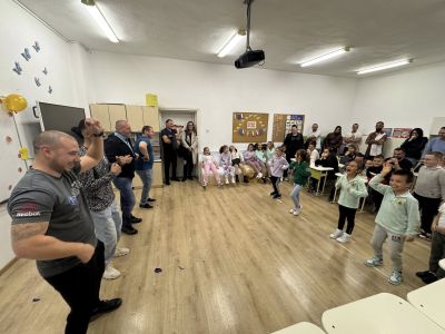 Първолаците на ОУ “Паисий Хилендарски“ и техните Супер татковци се впуснаха в забавления