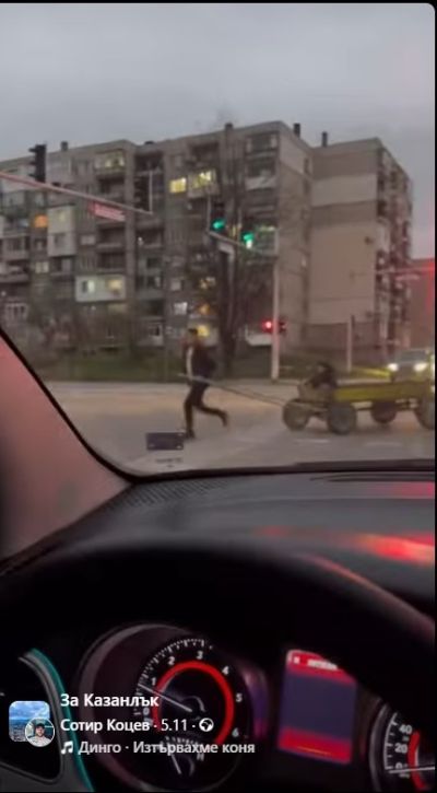Заснеха мъж да тегли каруца на оживено кръстовище в Казанлък