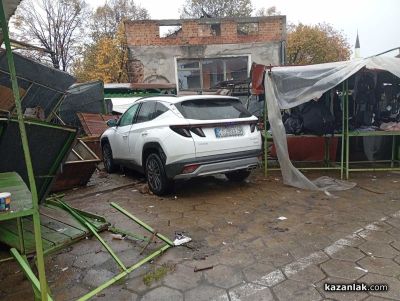 Автомобил се заби в сергиите на кооперативния пазар в Казанлък / Новини от Казанлък