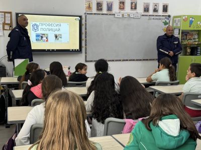 Ученици от ОУ „Св. Паисий Хилендарски“ се срещнаха с полицаи и научиха повече за професията им