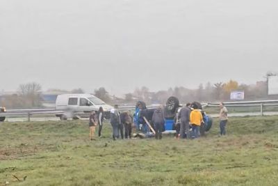 Джип се обърна по таван в района на село Ягода  / Новини от Казанлък
